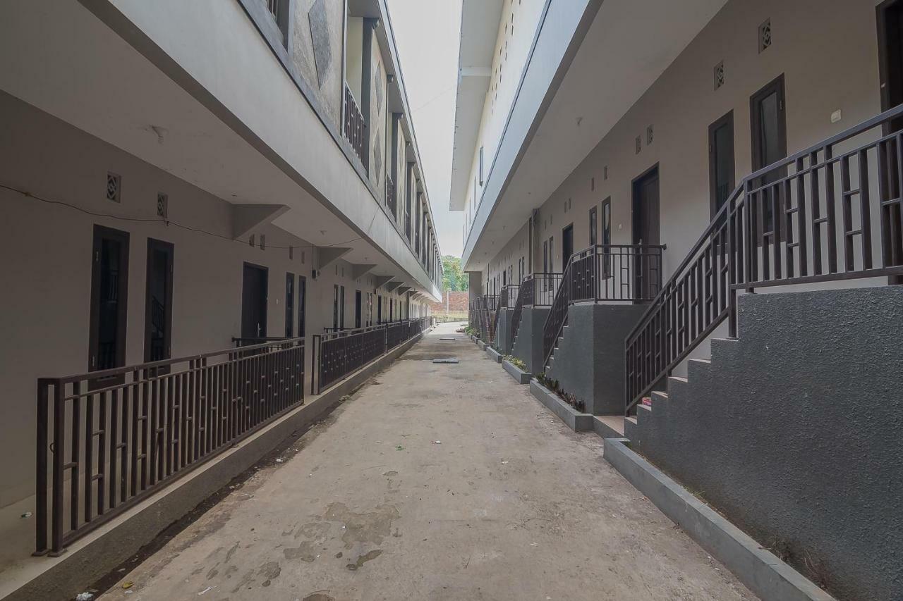 Wisma tamu Aziz Syariah Redpartner Sukabumi