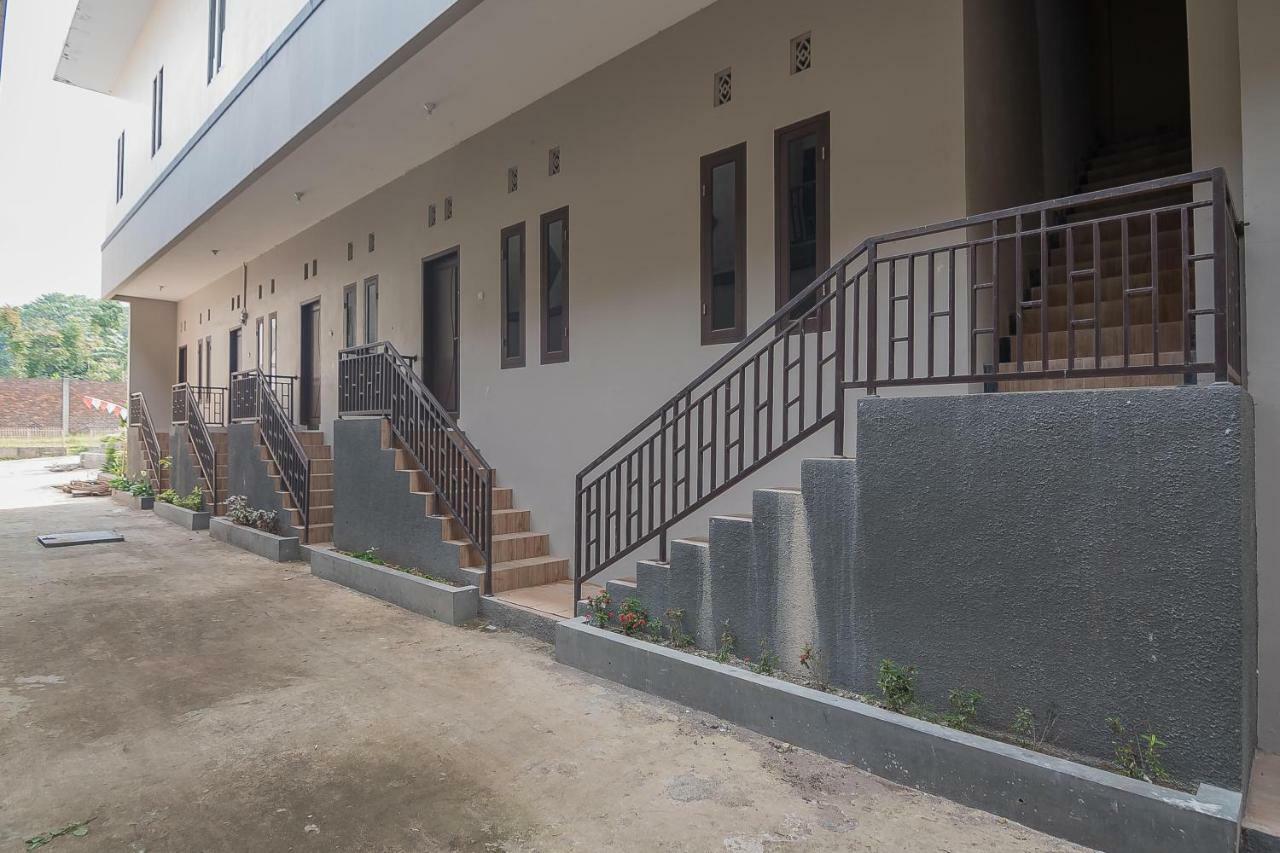 Wisma tamu Aziz Syariah Redpartner Sukabumi